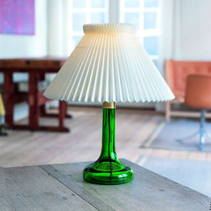 Le Klint 343 bordslampa med grön glasfot