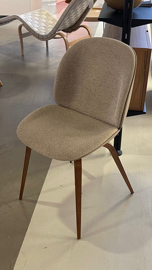 Gubi Beetle framsidesklädd matstol