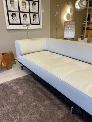 Erik Jörgensen/Fredericia Delphi soffa, vitt läder, 325 cm. Två stycken. Priset gäller per soffa.