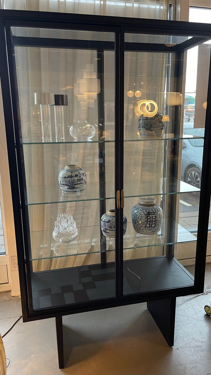 Gubi Private svartbetsat vitrinskåp med glas