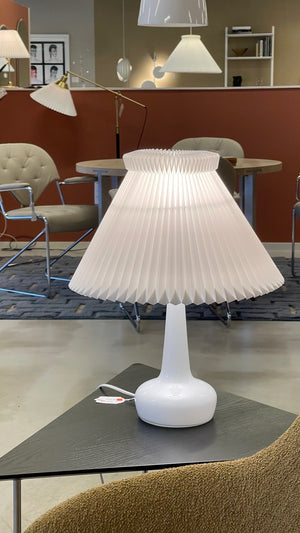 Le Klint bordslampa, vit glasfot