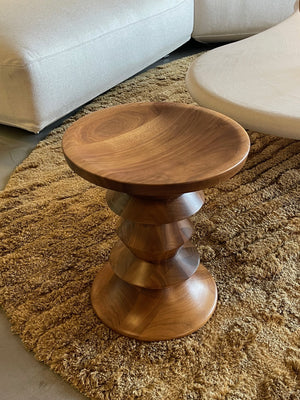 Vitra Eames Stool - pall i solid valnöt