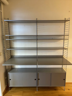 String hyllsystem i grått