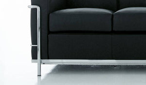 Köp LC2 3-sits soffa från Cassina hos oss på Inredningsgalleriet i Helsingborg. Vi säljer möbler och inredning utöver det vanliga sedan drygt 30 år.