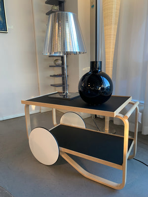 Köp Tea Trolley från Artek hos oss på Inredningsgalleriet i Helsingborg. Vi säljer möbler och inredning utöver det vanliga sedan drygt 30 år.