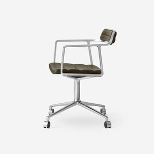 Köp 452 Swivel Chair från Vipp hos oss på Inredningsgalleriet i Helsingborg. Vi säljer möbler och inredning utöver det vanliga sedan drygt 30 år.
