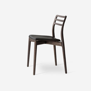 Köp Vipp Cabin Chair matstol hos oss på Inredningsgalleriet i Helsingborg. Vi säljer möbler och inredning utöver det vanliga sedan drygt 30 år.