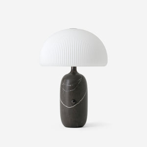 Köp 592 Sculpture Table Lamp från Vipp hos oss på Inredningsgalleriet i Helsingborg. Vi säljer möbler och inredning utöver det vanliga sedan drygt 30 år.